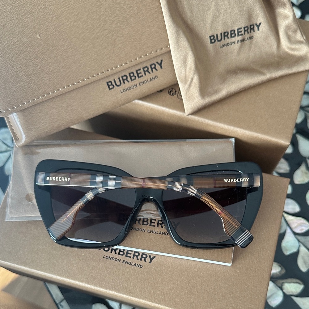 Burberry Black Sunglasses B 4366 - Picture 7 of 7